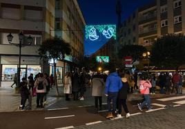 Lugones ya tiene su iluminación navideña encendida.