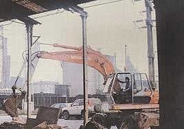 Las demoliciones comenzaron en las naves próximas al Puente Azud.