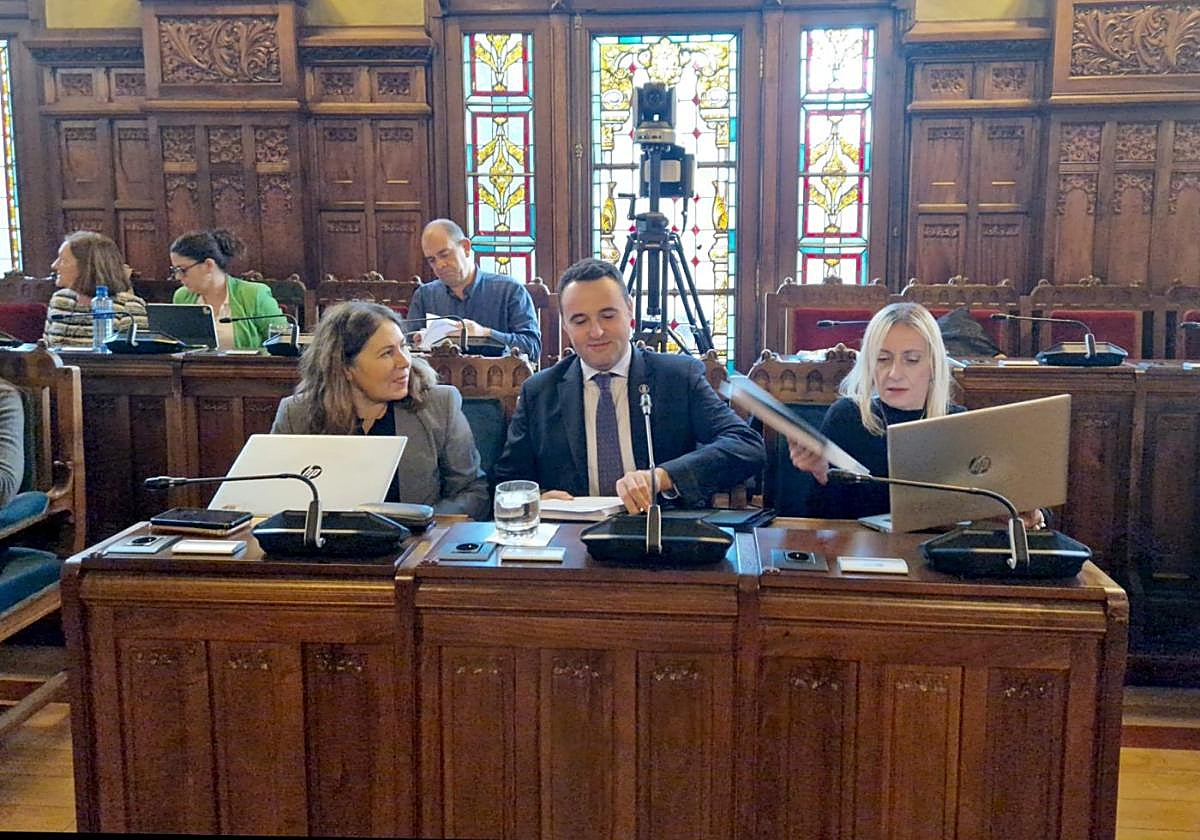 El consejero de Hacienda, Guillermo Peláez, ayer al inicio de su comparecencia en la Junta General.