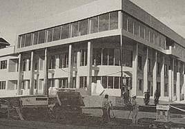 En la víspera de la apertura se retocaba el acceso al nuevo Ayuntamiento.