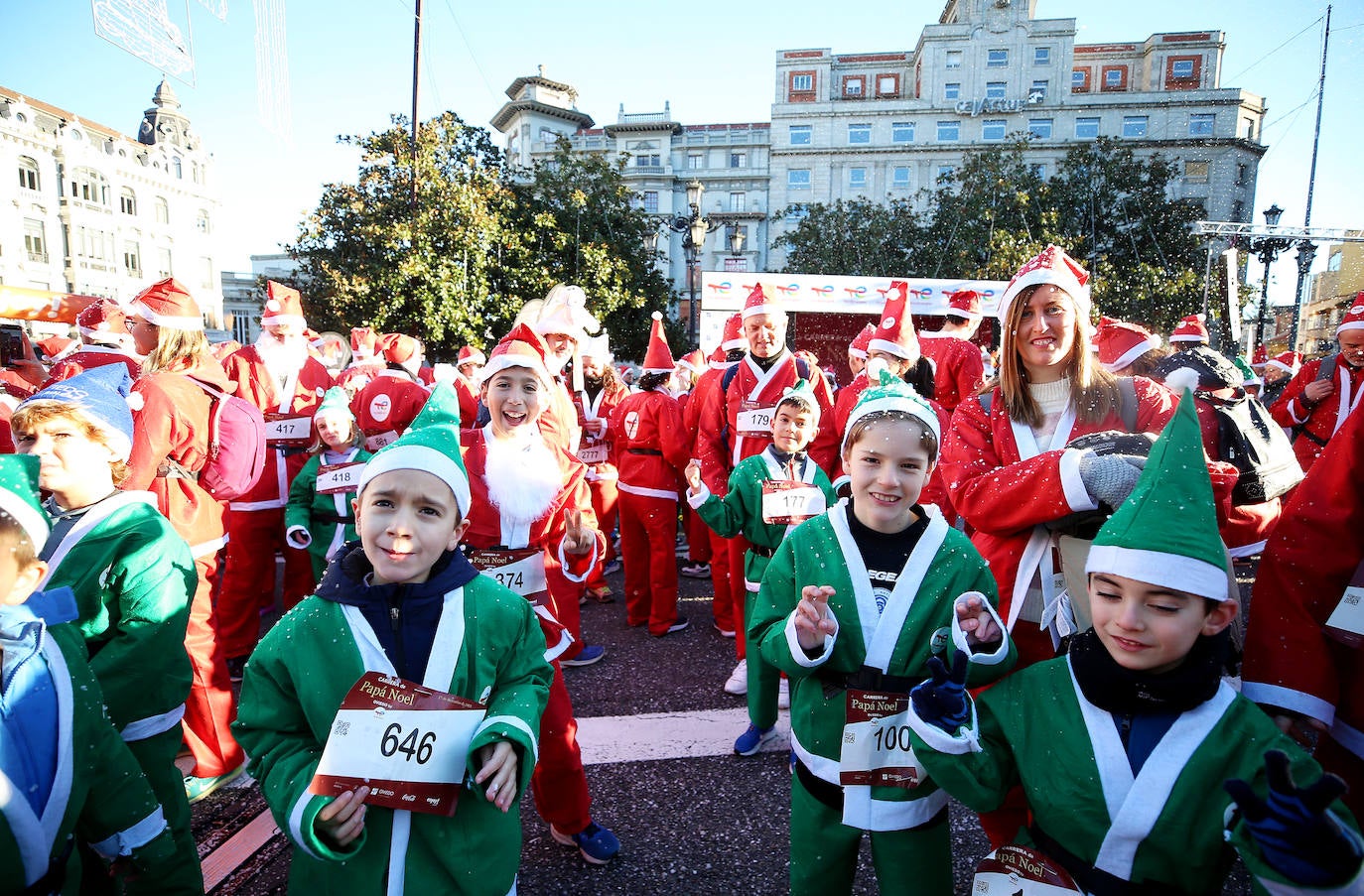 Una marea de Papás Noel y de elfos invade Oviedo