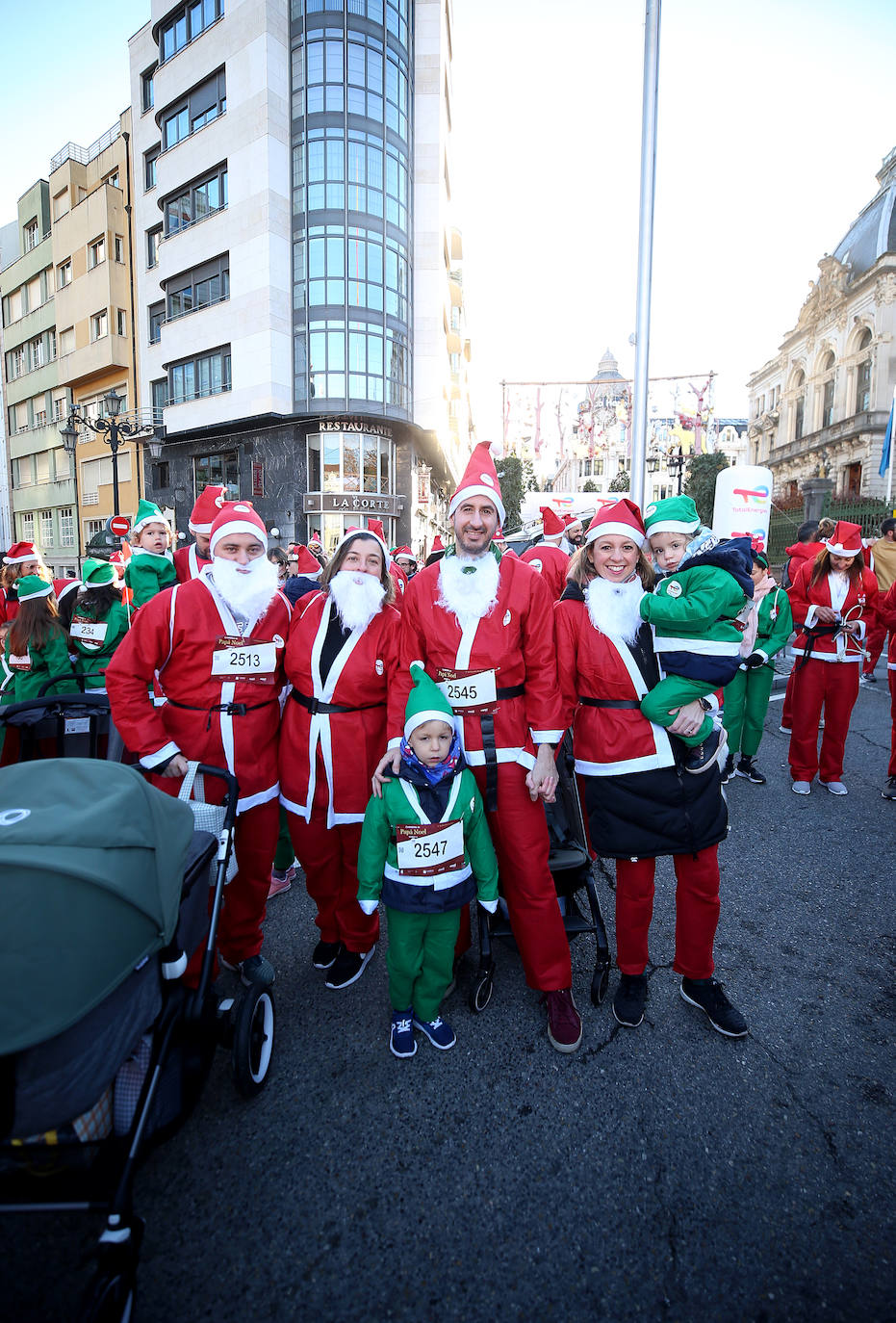 Una marea de Papás Noel y de elfos invade Oviedo