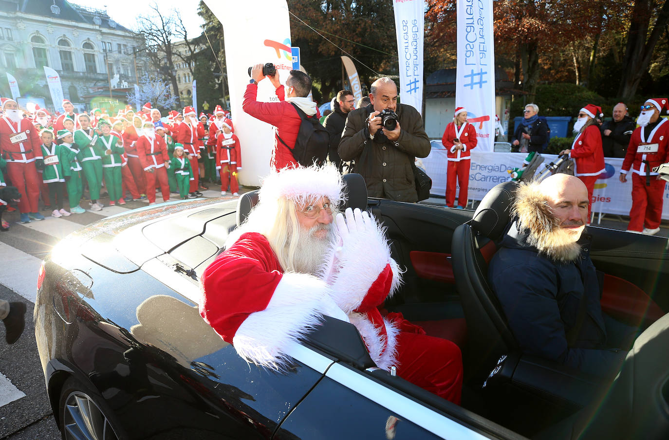 Una marea de Papás Noel y de elfos invade Oviedo