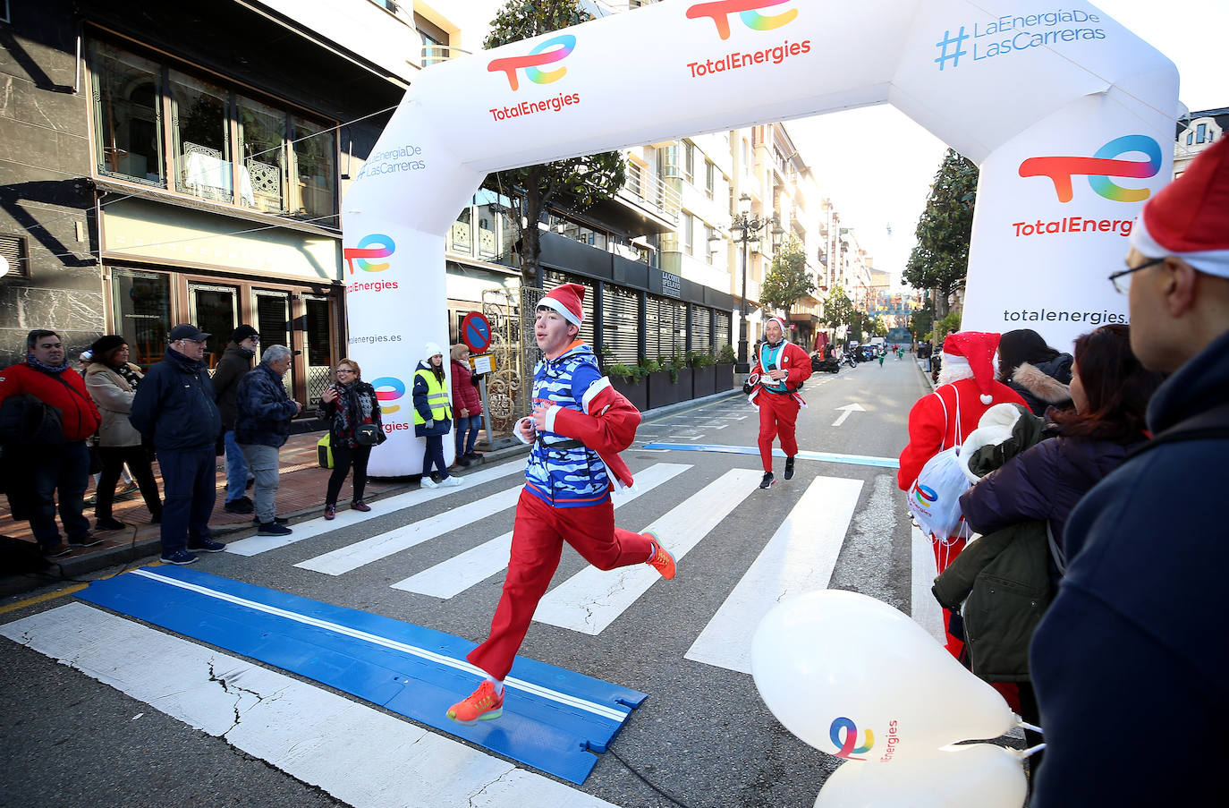 Una marea de Papás Noel y de elfos invade Oviedo