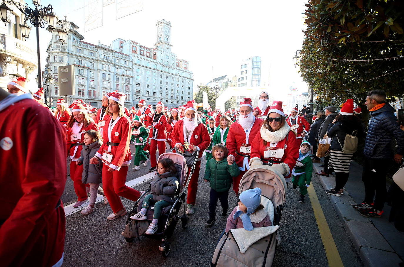 Una marea de Papás Noel y de elfos invade Oviedo