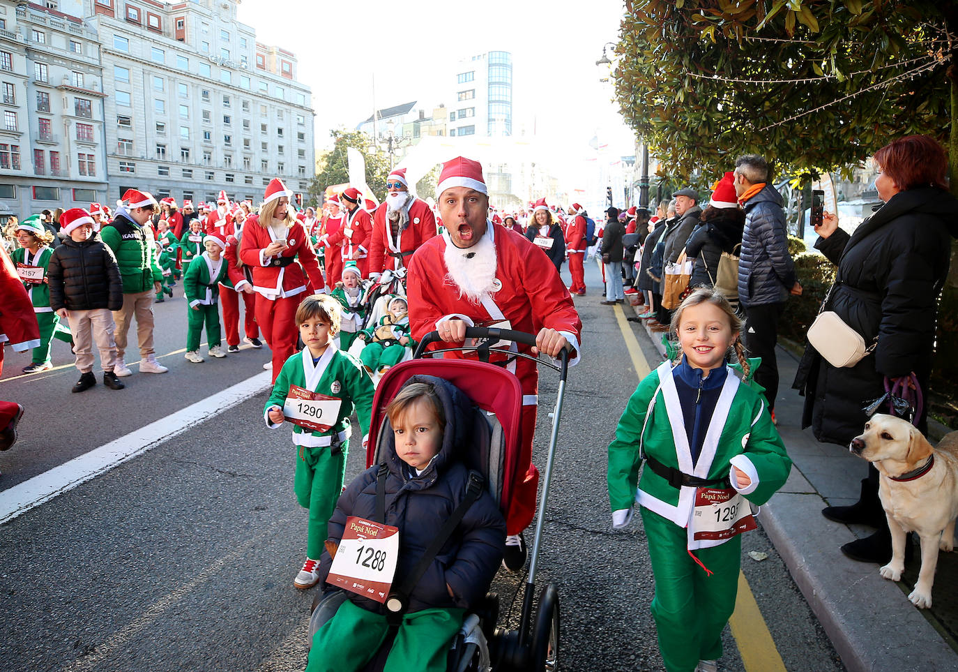 Una marea de Papás Noel y de elfos invade Oviedo