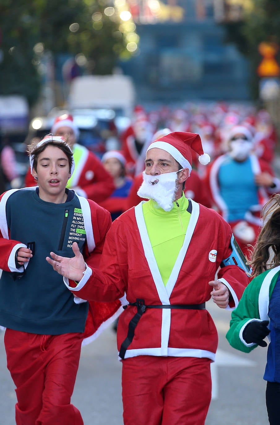 Una marea de Papás Noel y de elfos invade Oviedo