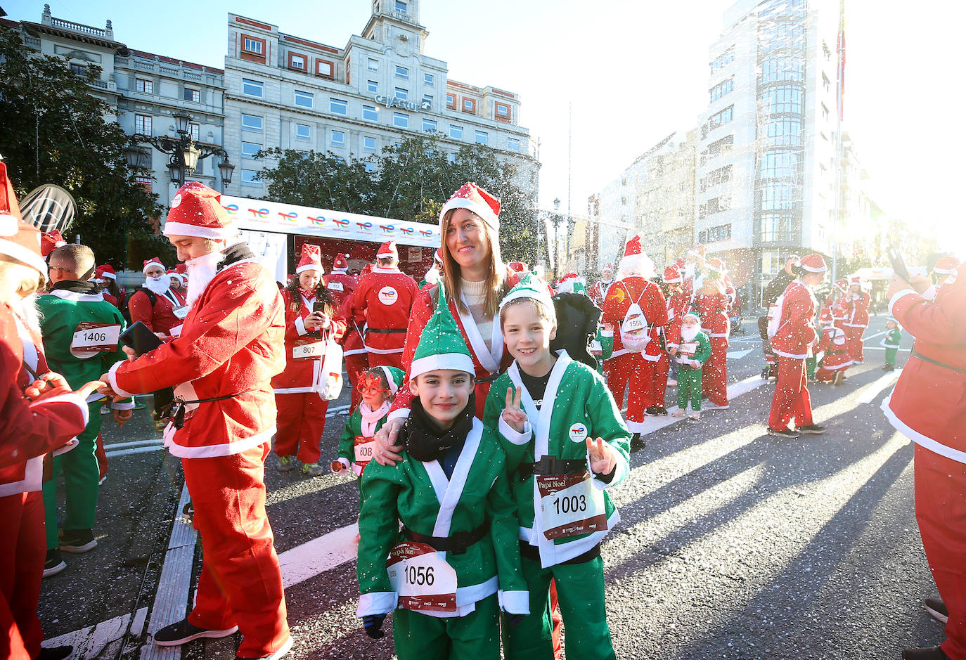 Una marea de Papás Noel y de elfos invade Oviedo