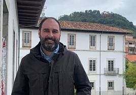 David Álvarez, alcalde de Pravia, posa en el balcón del Ayuntamiento.