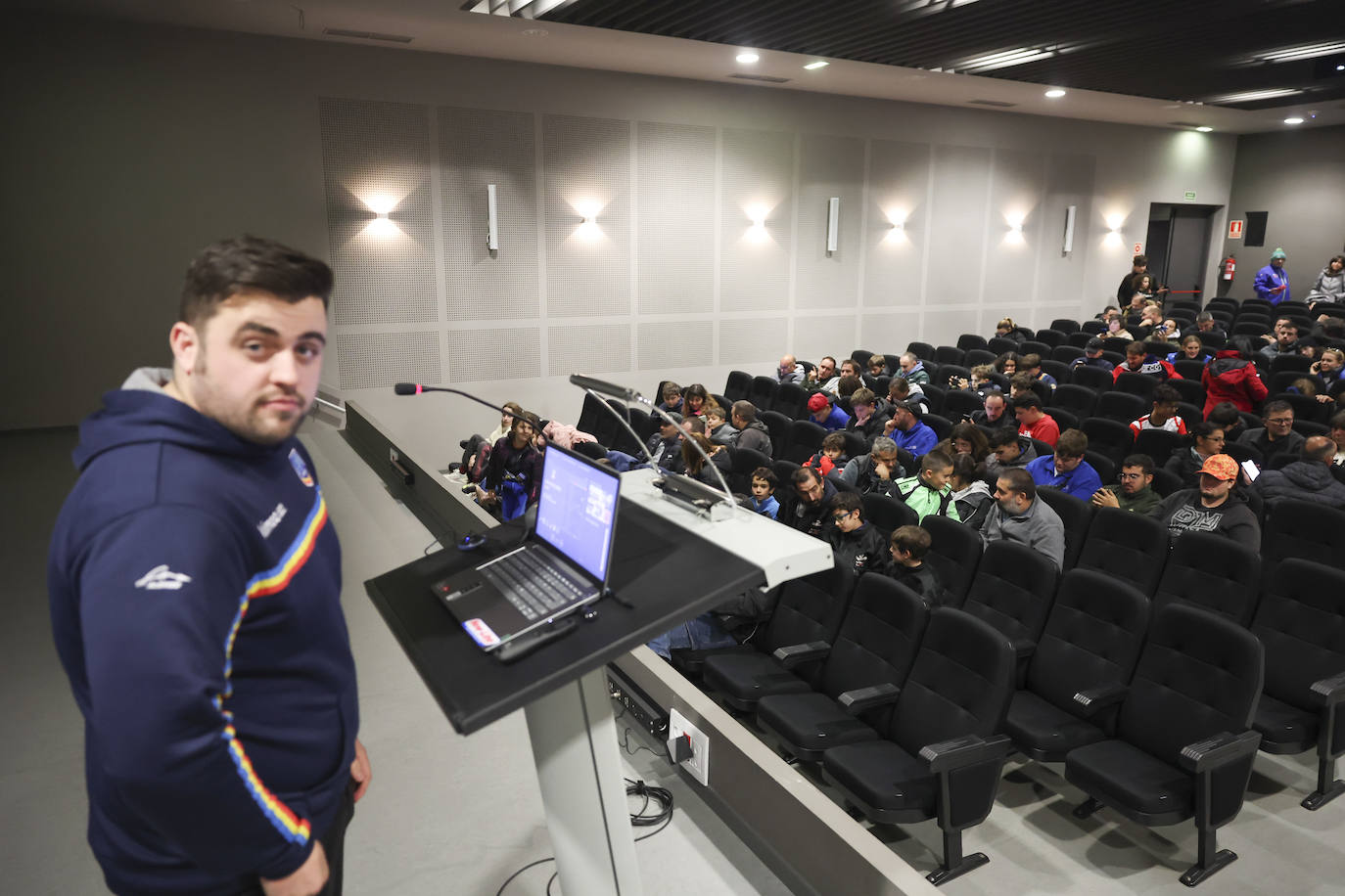 Una de las charlas enfocadas a jóvenes y padres.