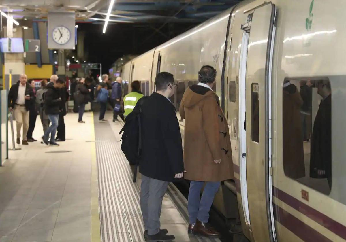 Una avería provoca un nuevo retraso en el tren que comunica Asturias con Madrid