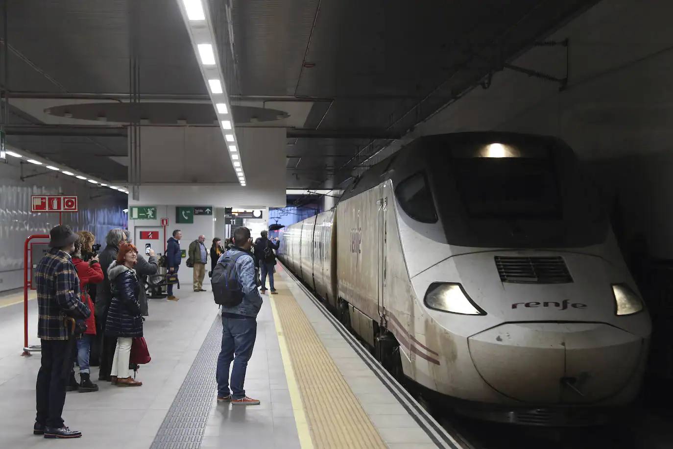 Adif abre una investigación por los retrasos en los trenes que comunican Asturias con Madrid