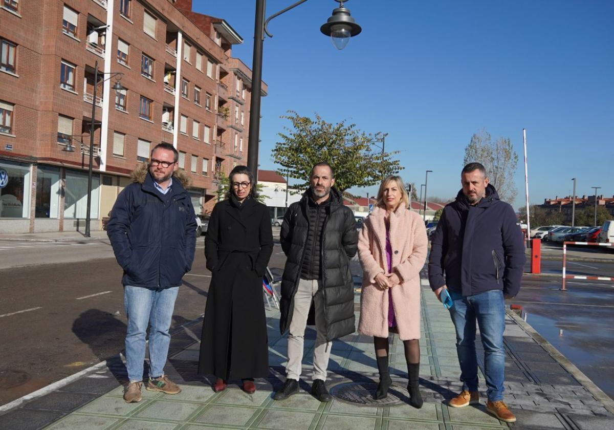 El alcalde, Ángel García (en el medio), visita la finalización de las obras.