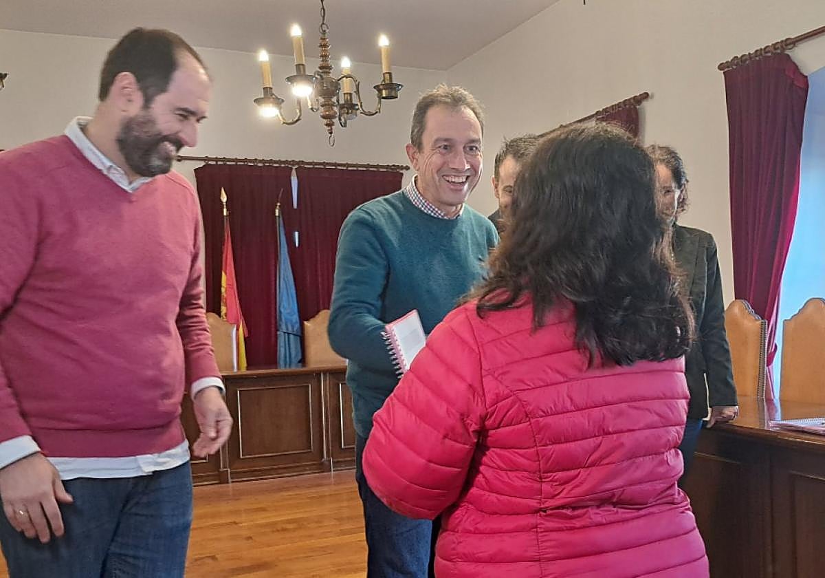 Dayán Arias, Covadonga Menéndez y Ernestina Suárez firmando el contrato de alquiler.