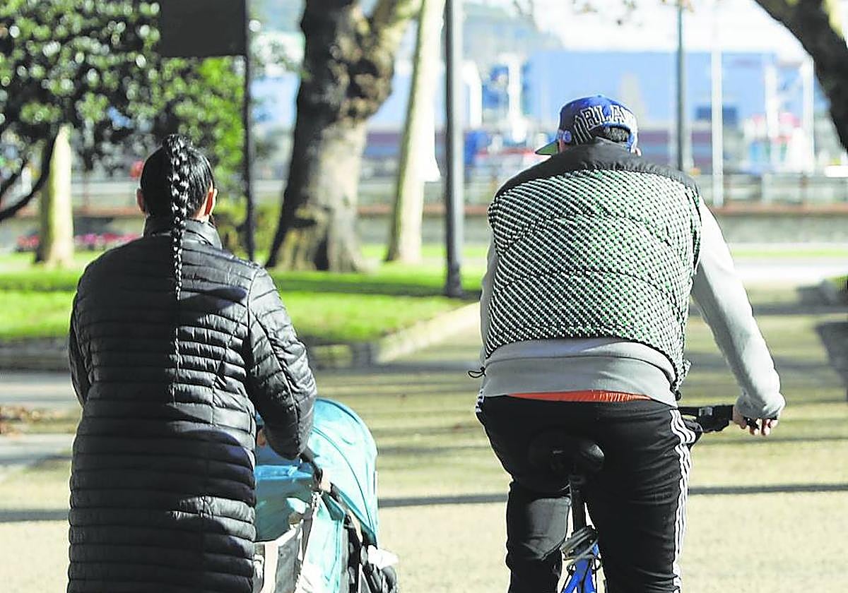 Uno de cada tres inmigrantes que piden ayuda está en paro y el 44% recurre a la economía sumergida