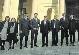 Los integrantes de la delegación china, con varios representantes del Ayuntamiento de Gijón, visitaron la Laboral. E. C.
