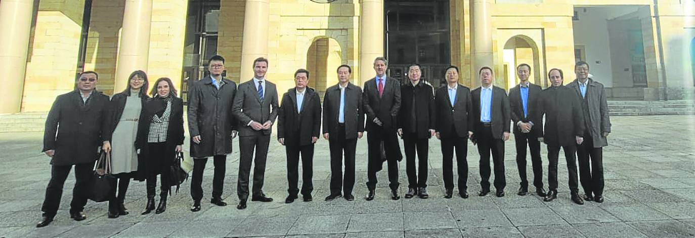 Los integrantes de la delegación china, con varios representantes del Ayuntamiento de Gijón, visitaron la Laboral. E. C.