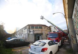 Alarma en Oviedo por un incendio en una nave abandonada en Almacenes Industriales: «Cualquier día vemos una desgracia»