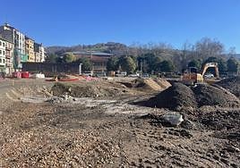Trabajos para la nueva estación de autobuses en el Parque de los Príncipes, en Pola de Laviana.
