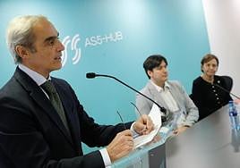 Jacobo Cosmen se dirige al público en presencia del consejero de Ciencia, Borja Sánchez, y la alcaldesa de Gijón, Carmen Moriyón.