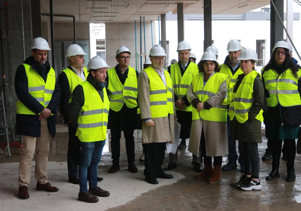 La consejera, junto al equipo directivo del Área V, vecinos y concejales, este miércoles en las obras del consultorio de Nuevo Roces.