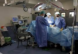 Personal sanitario realiza una intervención quirúrgica en el hospital avilesino