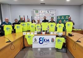 La corporación municipal, junto al organizador Diego Jurado (Castrillón Atletismo), ayer durante la presentación de los 8 Kilómetros en el Ayuntamiento.