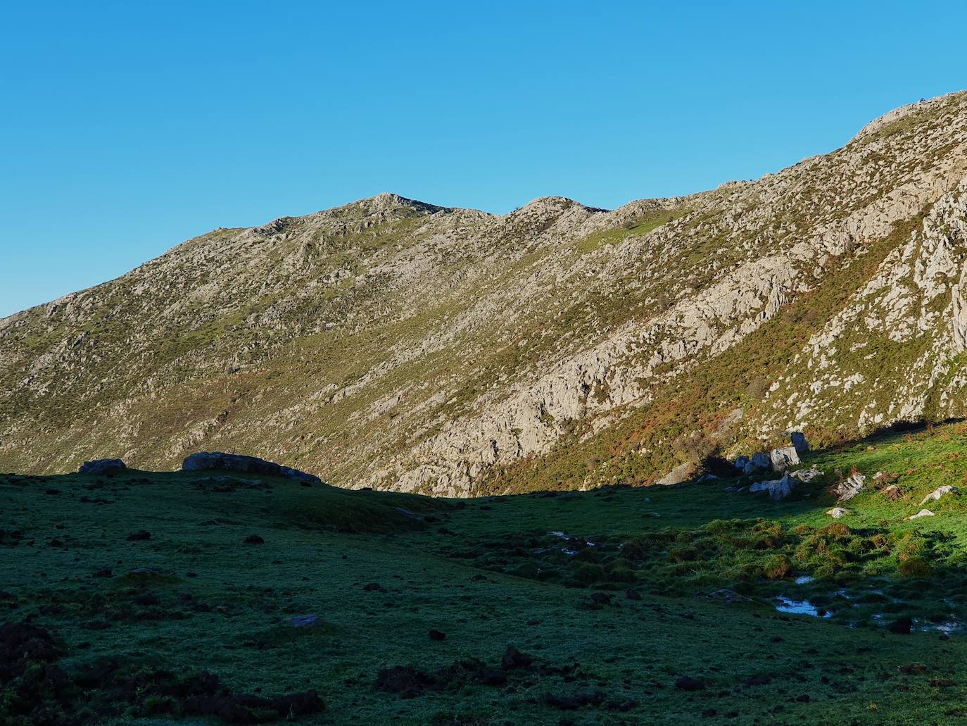 Collada Hume a la sombra y pico Mirueñu al sol