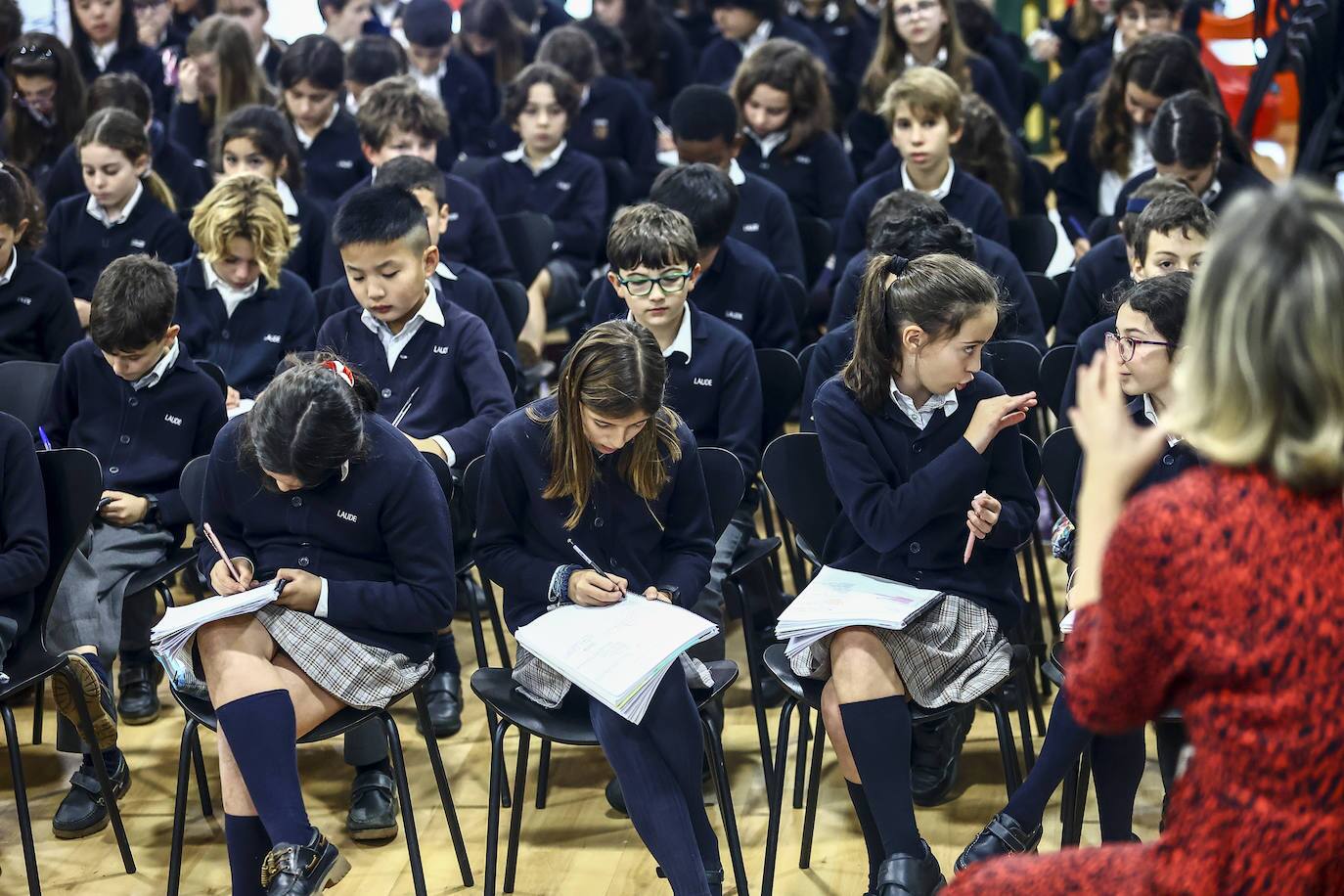 Los alumnos tomando notas durante la explicación.