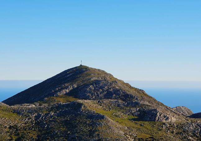 El picu Pienzu, techo de esta sierra, visto desde la cima del Mirueñu -muy cercano- con el amplio mar detrás