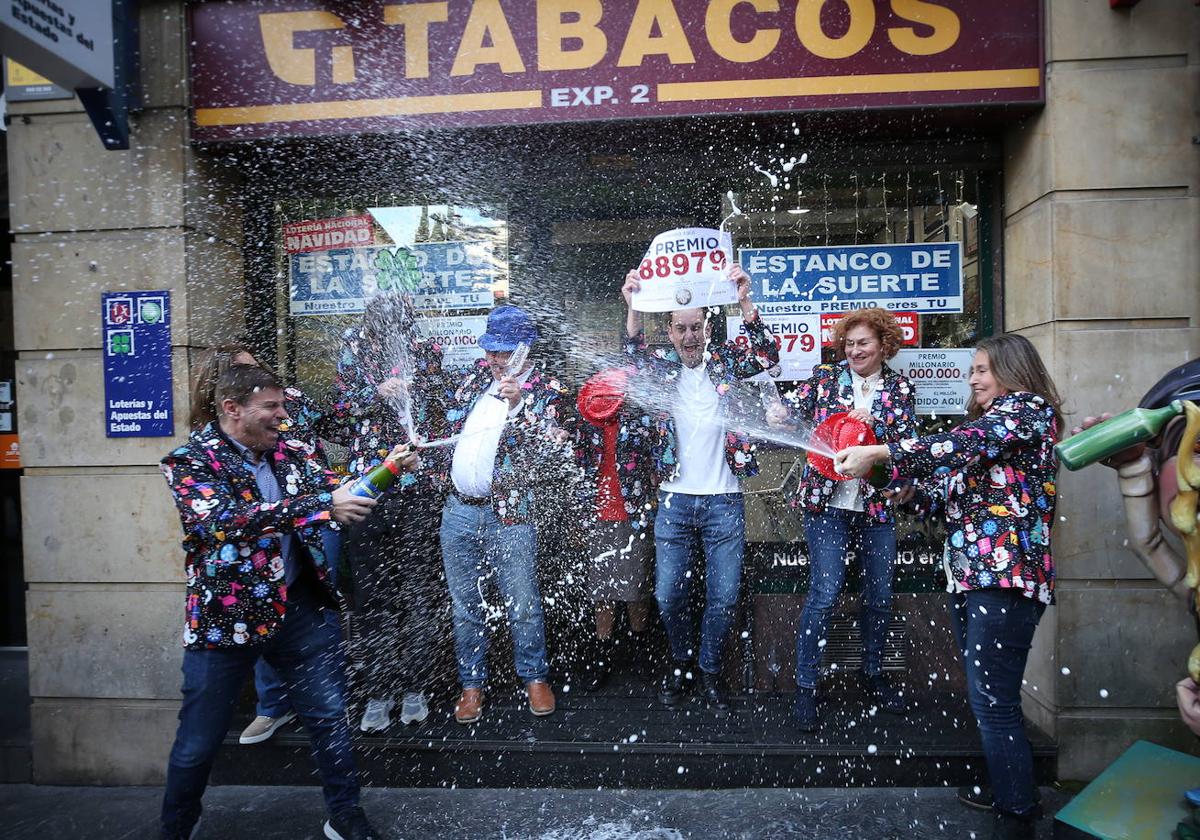 Celebración de los tres quintos que han tocado en El estanco de la suerte de Oviedo.