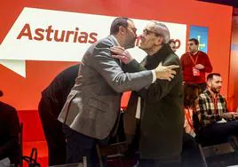 Barbón y Pablo García se saludan al inicio del acto.