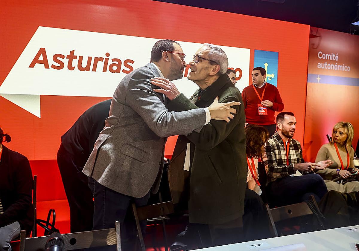 Barbón y Pablo García se saludan al inicio del acto.