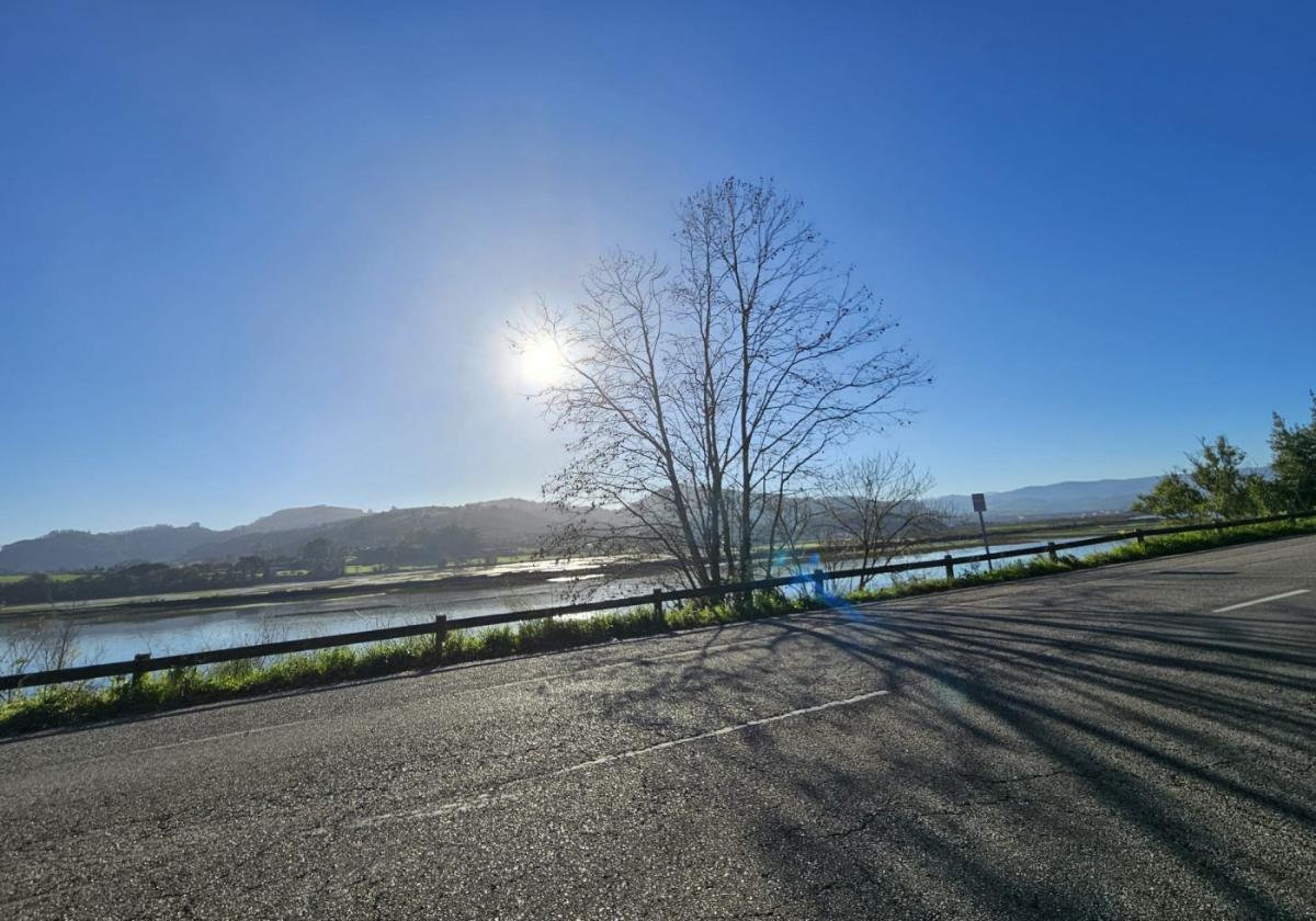 Vista de la ría de Villaviciosa desde la carretera donde se prevé construir la senda.