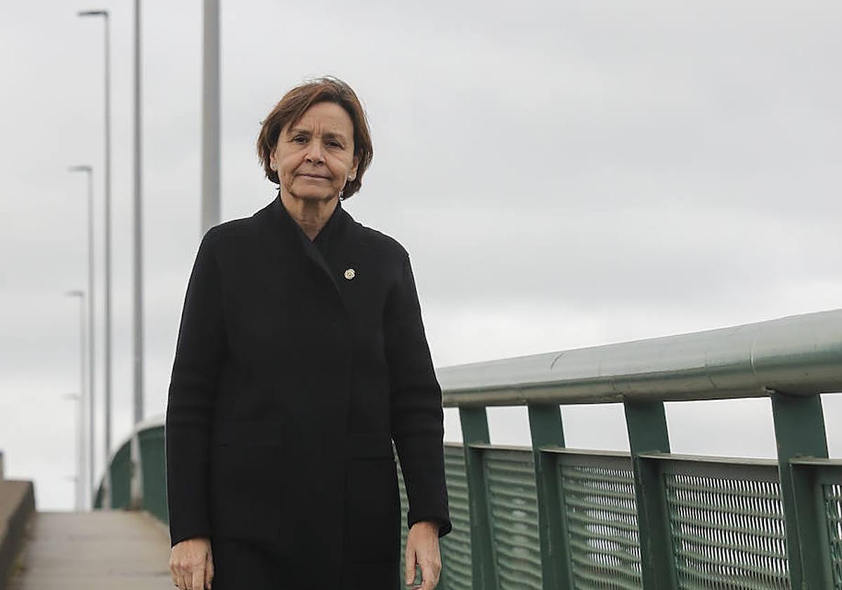 Carmen Moriyón camina por el puente de Carlos Marx, del que pide su derribo.