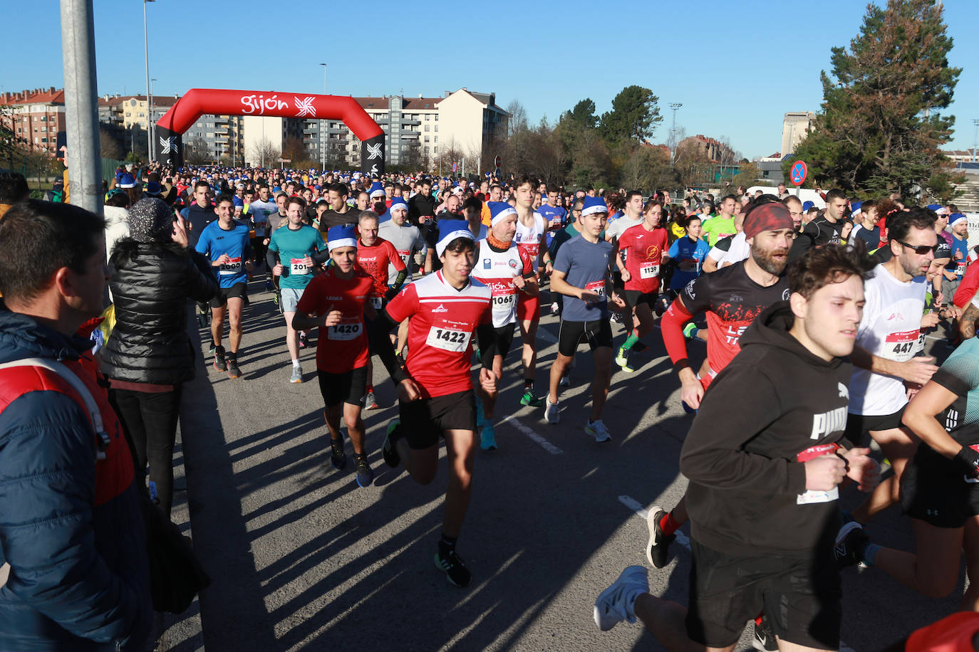 Miles de deportistas se dan cita en el Cross de Nochebuena de Gijón