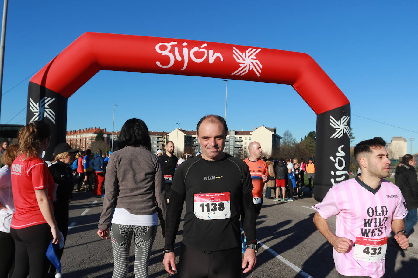Miles de deportistas se dan cita en el Cross de Nochebuena de Gijón