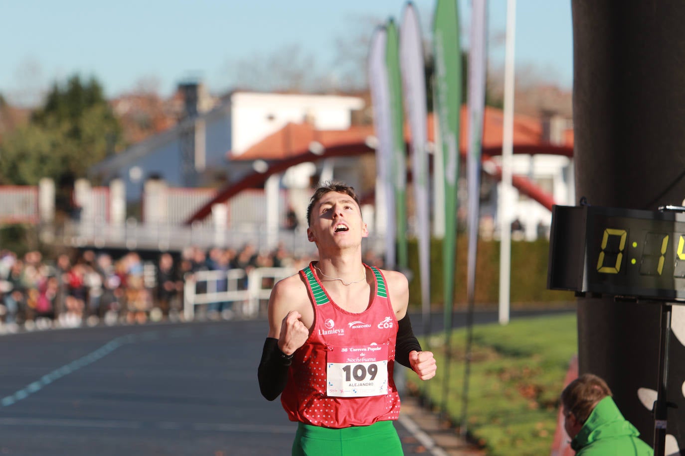 Miles de deportistas se dan cita en el Cross de Nochebuena de Gijón
