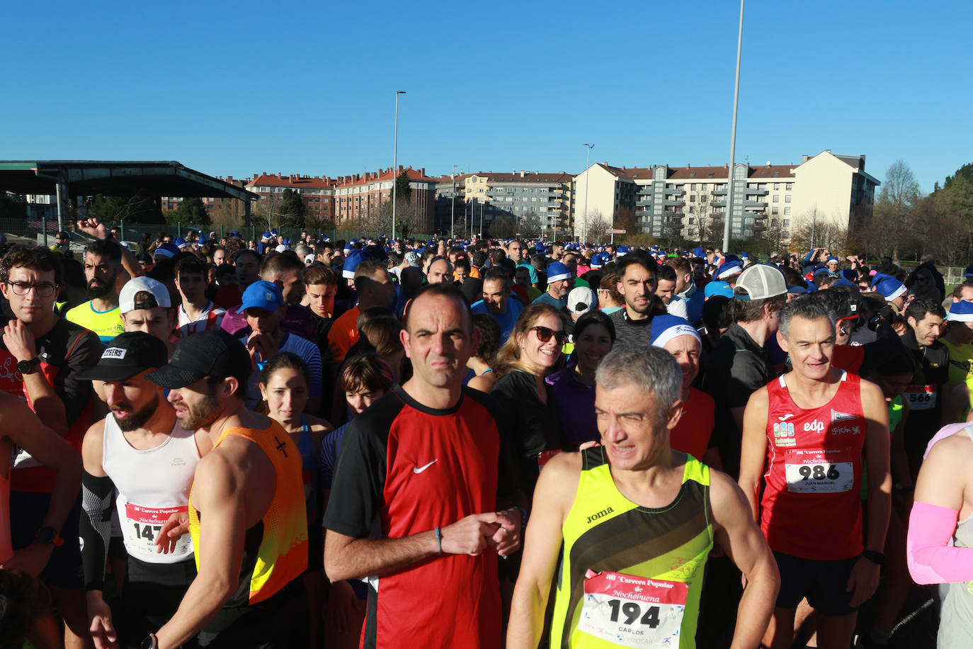 Miles de deportistas se dan cita en el Cross de Nochebuena de Gijón