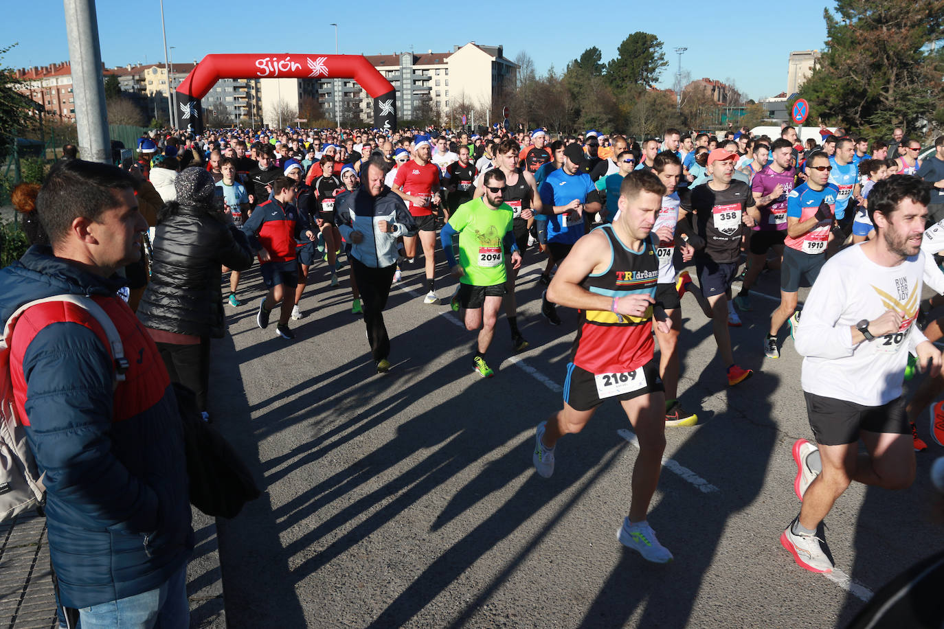 Miles de deportistas se dan cita en el Cross de Nochebuena de Gijón