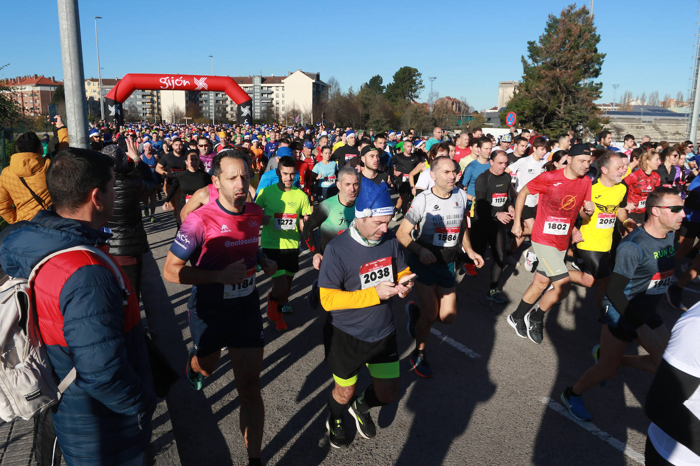 Miles de deportistas se dan cita en el Cross de Nochebuena de Gijón