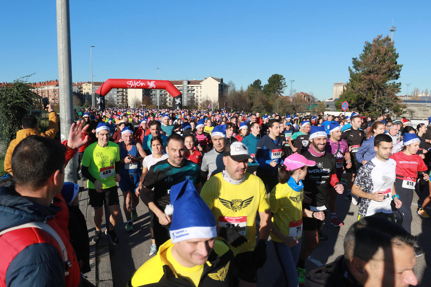Miles de deportistas se dan cita en el Cross de Nochebuena de Gijón