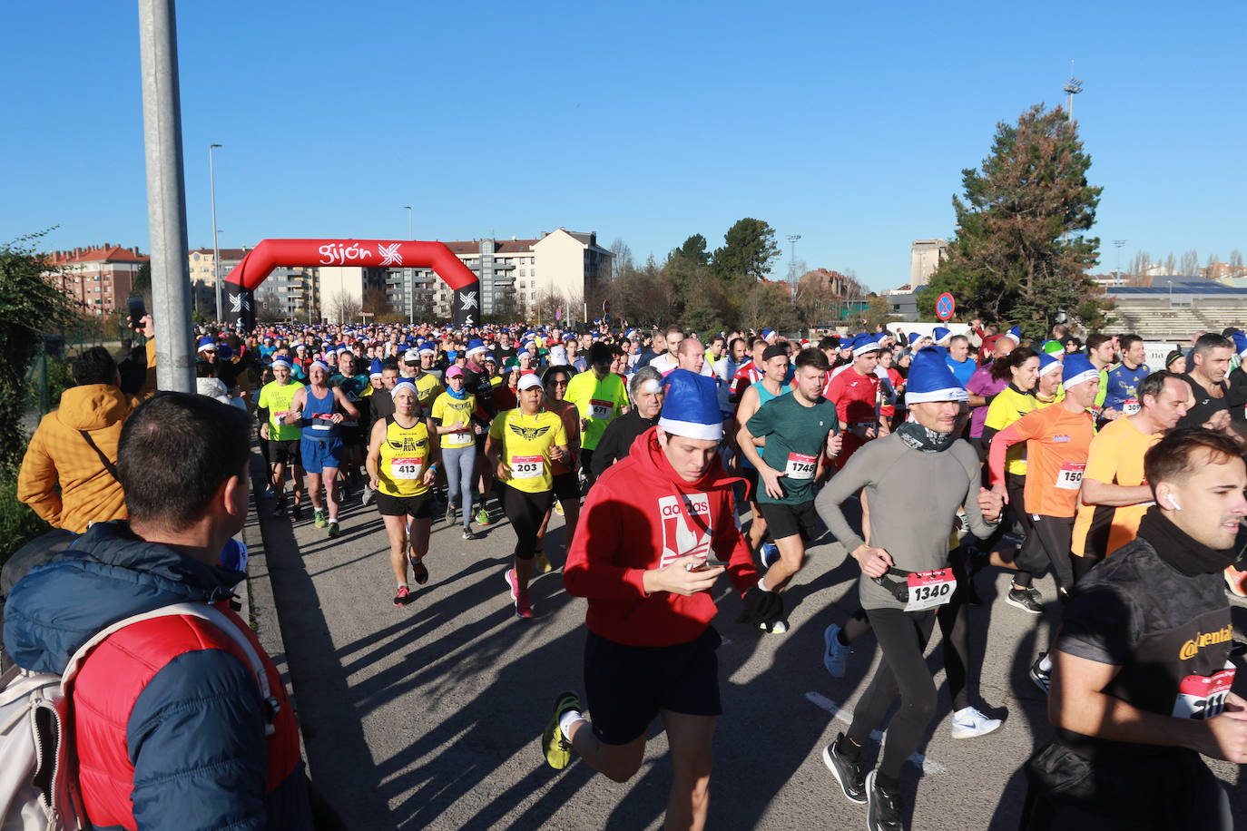 Miles de deportistas se dan cita en el Cross de Nochebuena de Gijón