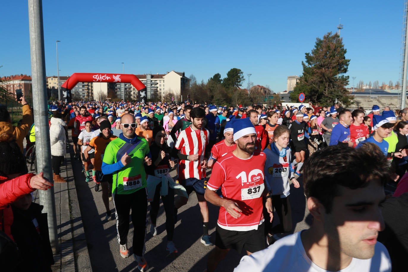 Miles de deportistas se dan cita en el Cross de Nochebuena de Gijón