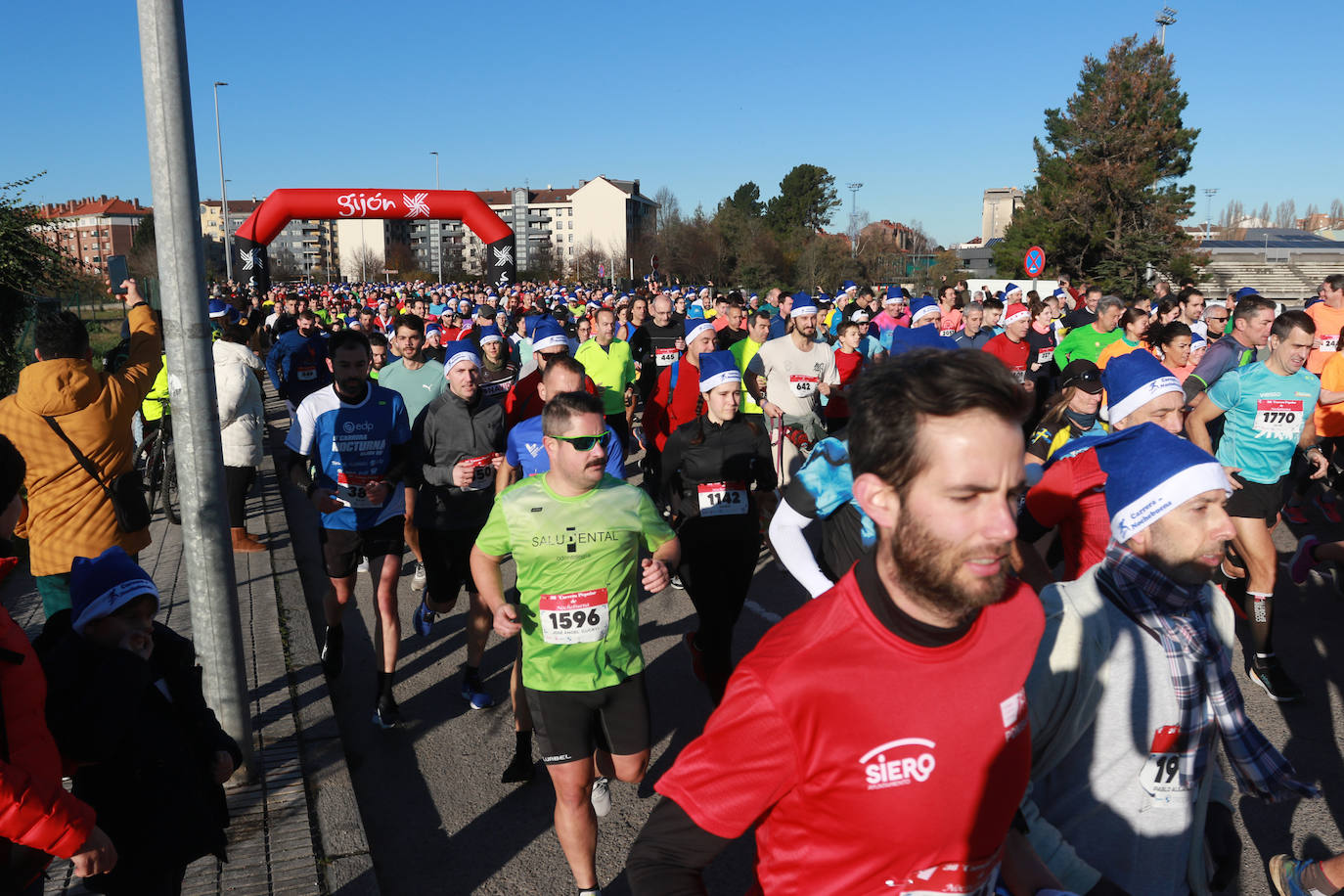 Miles de deportistas se dan cita en el Cross de Nochebuena de Gijón