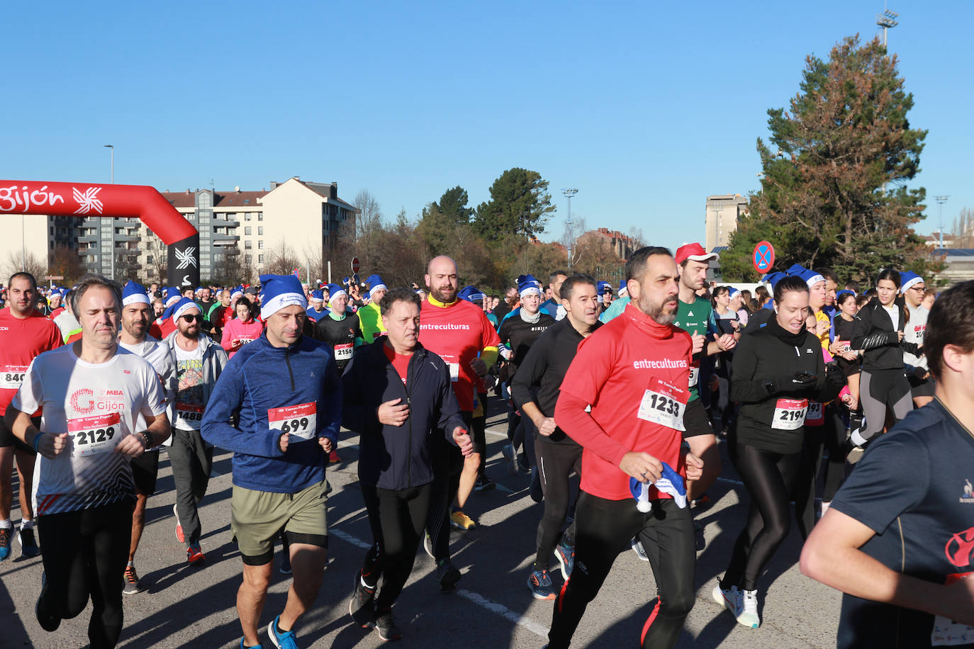 Miles de deportistas se dan cita en el Cross de Nochebuena de Gijón