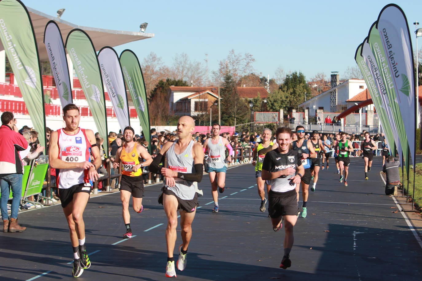 Miles de deportistas se dan cita en el Cross de Nochebuena de Gijón