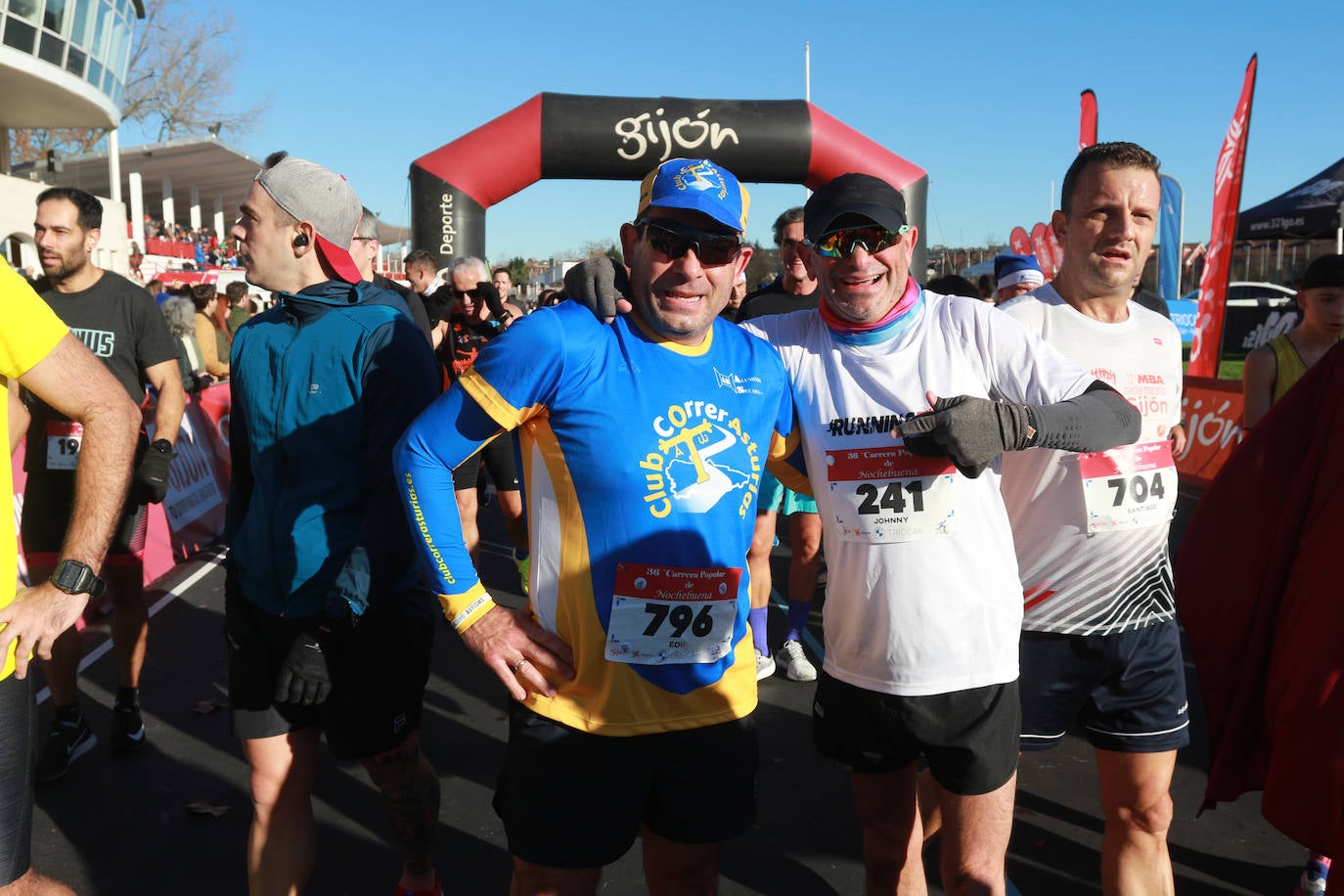Miles de deportistas se dan cita en el Cross de Nochebuena de Gijón