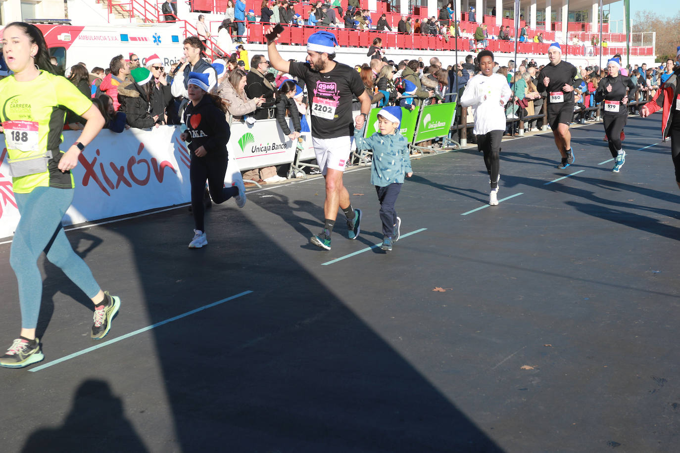 Miles de deportistas se dan cita en el Cross de Nochebuena de Gijón