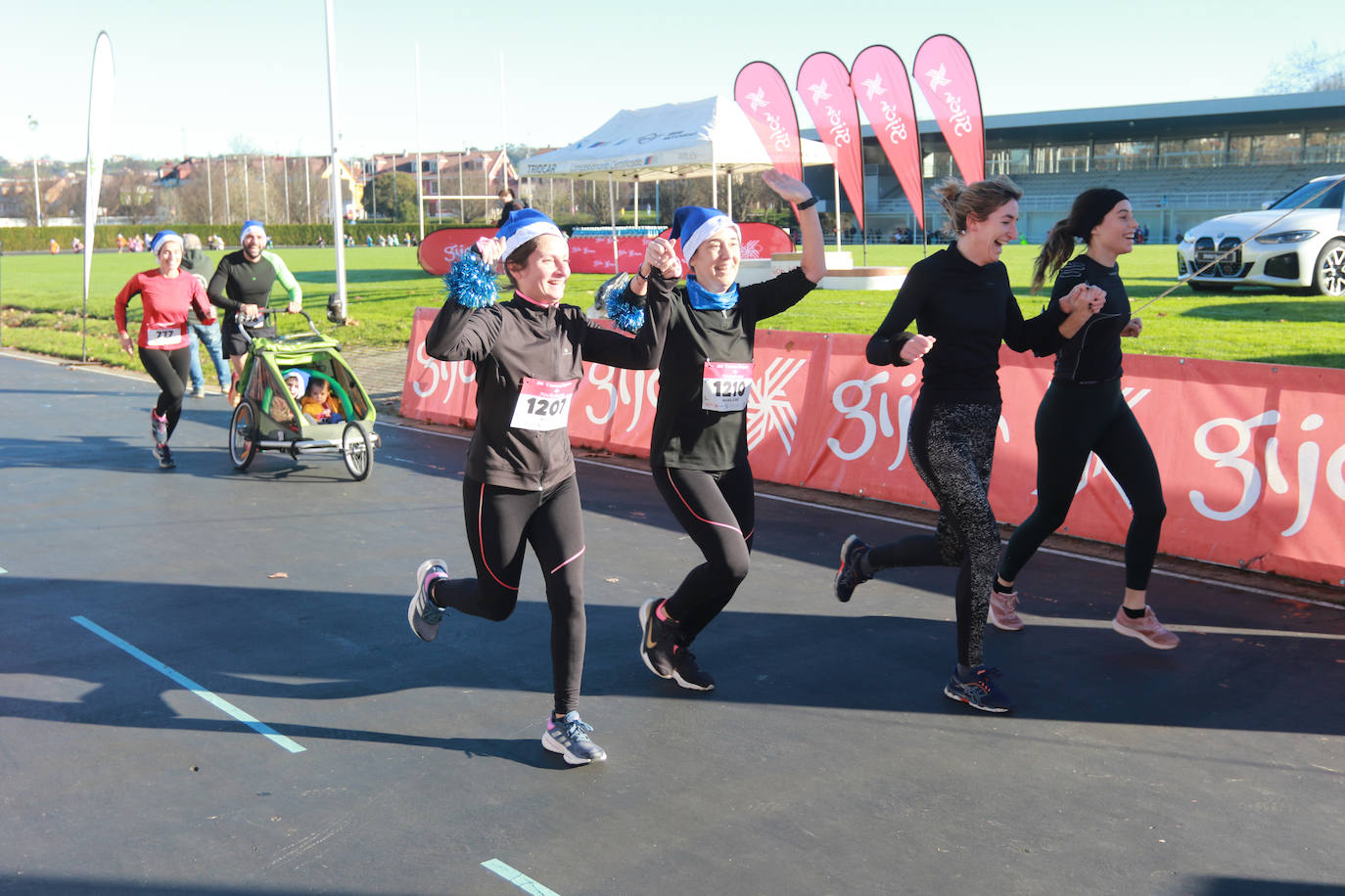 Miles de deportistas se dan cita en el Cross de Nochebuena de Gijón